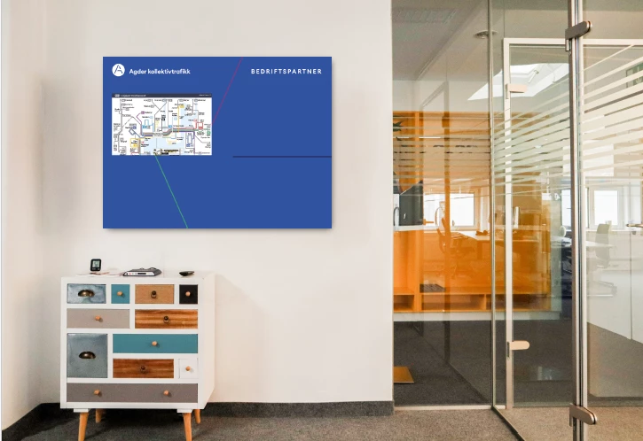 Billedet viser en analog tavle med information om AKT Bedrift.