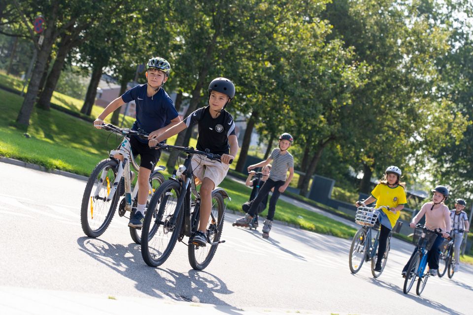 Børn der cykler.