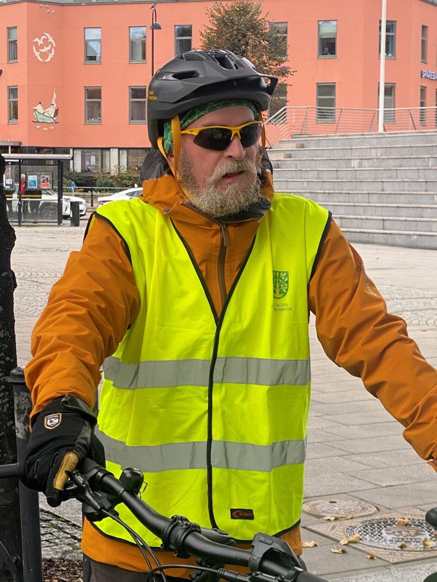 Mand på cykel.